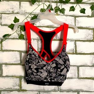 Victoria’s Secret workout bra (32DDD)